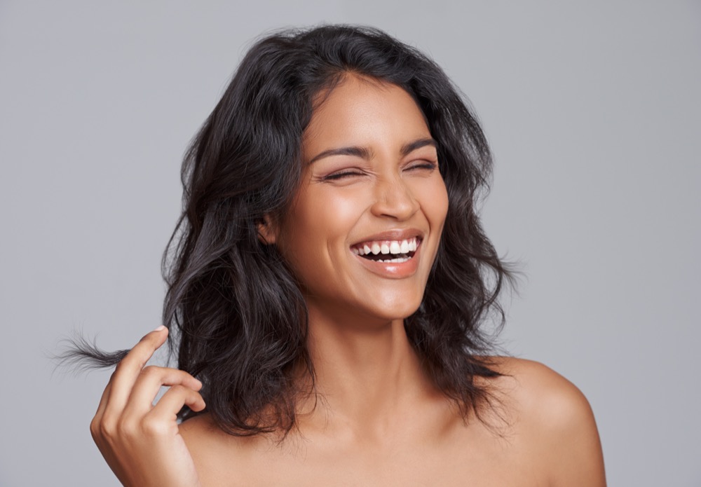 Verleihen Sie Ihrem Gesicht einen entspannten Look mit unserer unkomplizierten Behandlung gegen Zornesfalten.